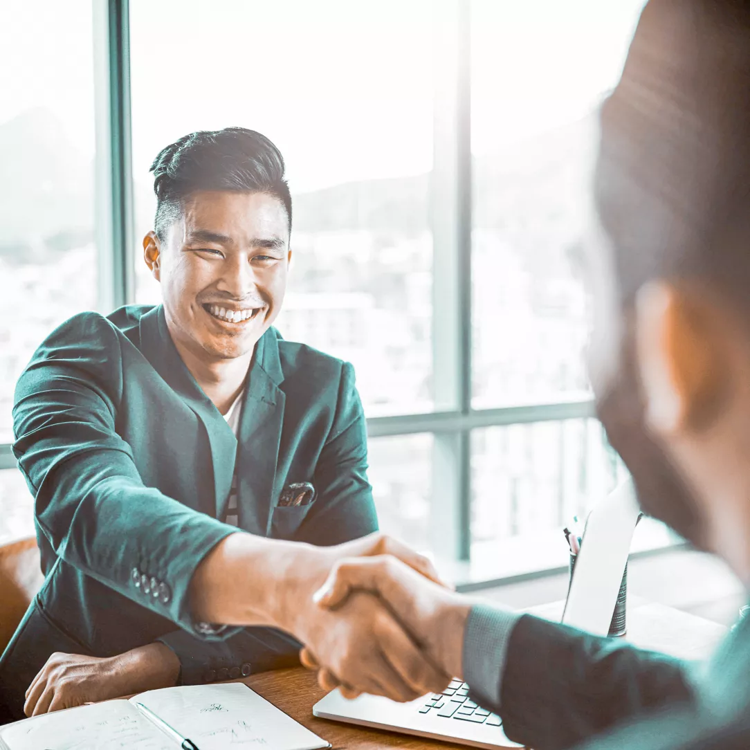 Handschalg zwischen zwei Buisness-Personen