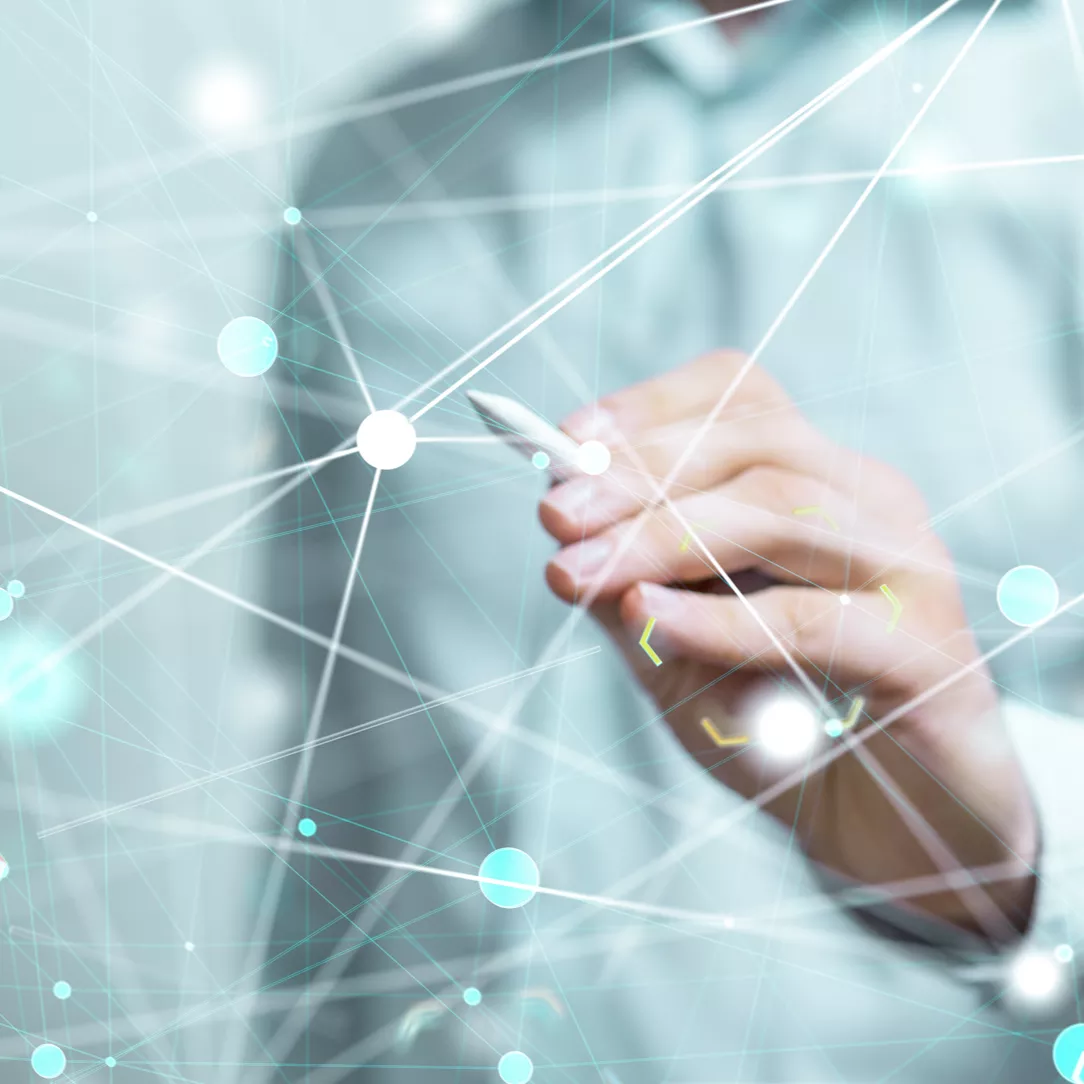 Ein grafisch dargestelltes Netzwerk mit einer Hand mit Stift im Zentrum